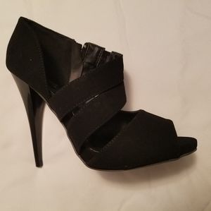 Qupid size 6 black heels (New)